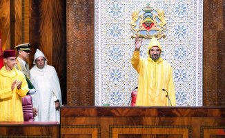 The King of Morocco stands up at the Arab League summit in Algiers