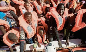 More than a thousand people await port in the first migration crisis in Meloni
