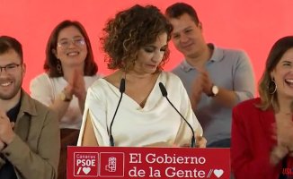 María Jesús Montero receives a call from her mother in the middle of a rally