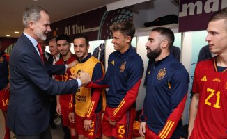 Felipe VI goes down to the locker room to celebrate Spain's victory: "It has been a real joy"