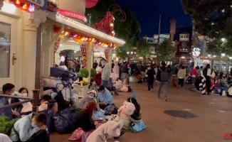 Shanghai locks down 20,000 Chinese Disneyland visitors due to covid