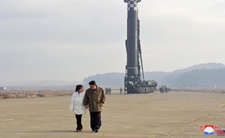 Kim Jong-un presents his daughter in public during a missile test