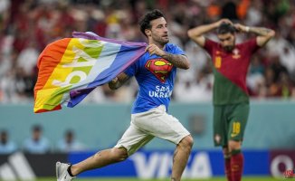 A spontaneous with an LGTBQ flag interrupts the Portugal - Uruguay