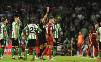Betis and Sevilla share the points in a very intense derby with three expulsions