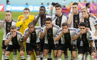 The vindictive gesture of the German team covering their mouths