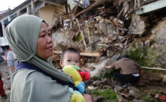 Rescuers work around the clock to help victims of the Indonesian earthquake