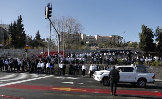 A double bomb attack on Jerusalem buses leaves one dead and 14 injured