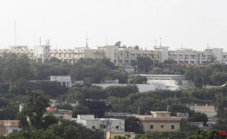 At least four dead in the assault on a hotel where there were members of the Somali government
