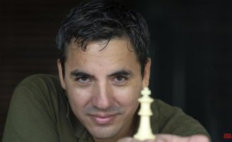 This man teaches you to play chess