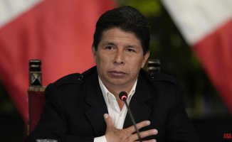 The president of Peru dissolves Congress and announces an "exception government"