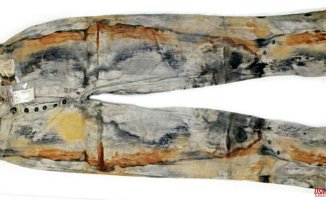 Some 160-year-old jeans recovered from a shipwreck are sold for 90,000 euros