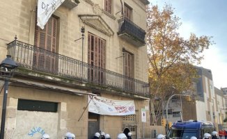 Eviction in Barcelona with police charge against neighbors and the deputy of the CUP Carles Riera
