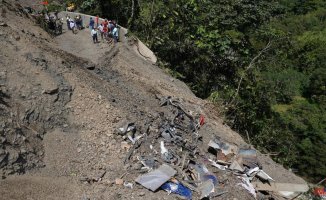 A landslide buries a bus in Colombia and leaves 34 dead, 8 of them minors