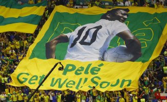 The football world holds its breath at the state of Pelé's health