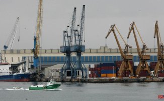 Tension in the port of Tarragona due to the unloading of cereals