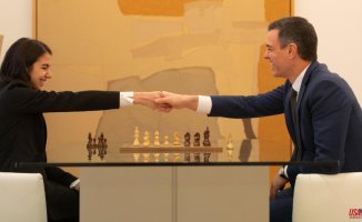 Sánchez plays a game with the Iranian chess player who competed without a veil