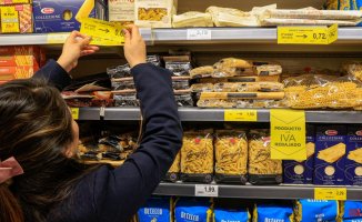 Dia, Carrefour, Eroski and Alcampo fail to comply with the VAT reduction, according to Facua