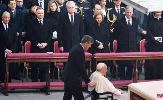 Queen Emeritus Sofía occupies a prominent place among the guests at Benedict XVI's funeral