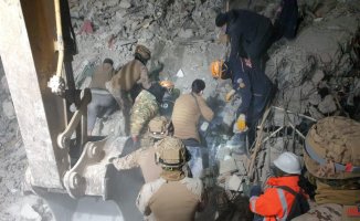 The Spanish Navy participates in the rescue of a child alive under the rubble of Turkey