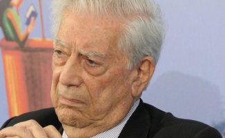Mario Vargas Llosa celebrates his 87 years in the purest beach style
