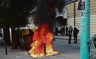 The detention of two pyromancers reduce by 80% the fires of coaches and containers in Badalona