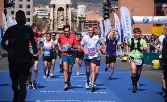 Salvador Illa completes the Barcelona marathon