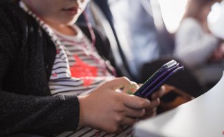 Catalonia recommends prohibiting screens for children under 3 years of age and no mobile phones until the age of 12