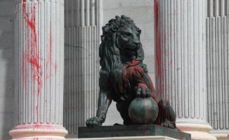 Climate activists drop red paint on one of the lions of Congress
