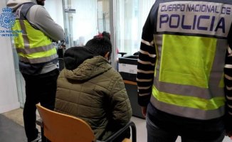Arrested in San Sebastián a man accused of two rapes and 15 crimes of cyberbullying minors