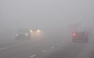 If the fog surprises you on the road, follow these tips from the DGT