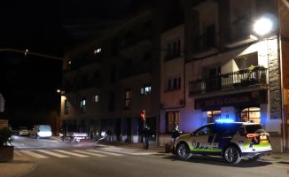 A 12-year-old girl dies and her twin in serious condition after falling from a third floor in Sallent