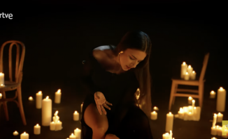 The symbolism of the video clip of Blanca Paloma and her 'EaEa' for Eurovision 2023: chairs, 300 candles and a hypnotic play of light and shadow