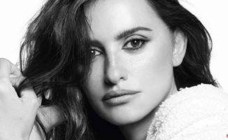 Penélope Cruz counts the seconds in the new Chanel campaign