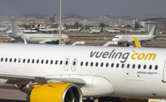 Vueling fined 30,000 euros for demanding makeup and heels from flight attendants