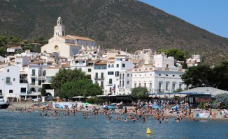 Outrage in Cadaqués for the concession of beach bars for this summer