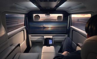New Lexus LM, the luxury minivan that equips up to a 48-inch monitor and refrigerator