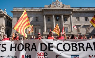 Mossos protest at the gates of Palau to demand labor improvements