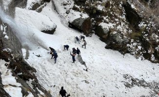 At least seven tourists killed and one hundred trapped by a snow avalanche in the Indian Himalayas
