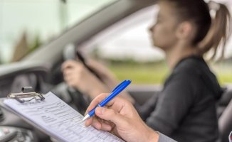 The DGT proposes incorporating "mandatory gender modules" to obtain a driver's license