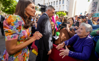 The viral compliment of a lady when she saw Queen Letizia: "I love her very much, you, her husband and her daughters... and the rest to drink..."