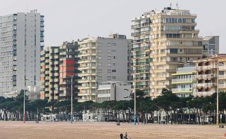 The 1,200 affected in Platja d'Aro by the Coastal Law will go to court