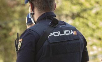 An off-duty policeman receives an ax blow to the head in Murcia