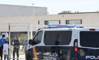 A minor was stabbed inside his Almería institute in a fight over a mobile phone