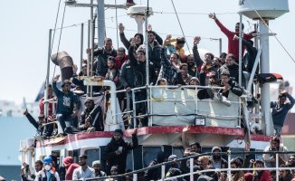 The migratory pressure triples in Italy while it falls in Spain