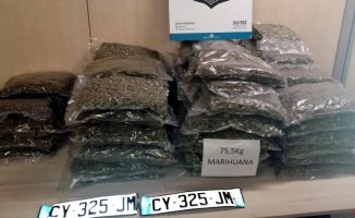 They intercept a car with 75 kilos of marijuana that was circulating recklessly on the AP-7