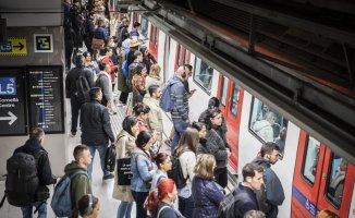 35-year-old woman, resident in the city of Barcelona, ​​profile of the average bus and metro user