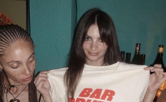 Emily Ratajkowski enjoys a night out with friends in the center of Barcelona