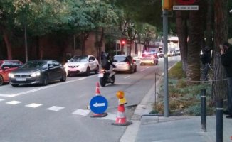 Circulation cut off due to a water leak on Avenida Pedralbes in Barcelona