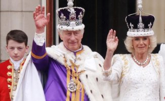 The iconic greeting of the kings of the United Kingdom from the balcony of Buckingham Palace