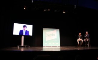 Mas campaigns for Junts in Banyoles and coincides on the spot with Puigdemont